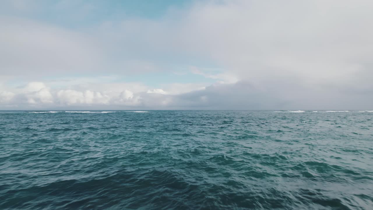 vista de drones de las rocas en la orilla avanzando hacia el hermoso océano azul del pacífico