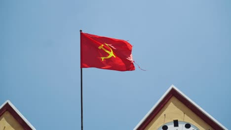 bandera de vietnam frente a dalat. bandera de vietnam volando en un poste de la bandera