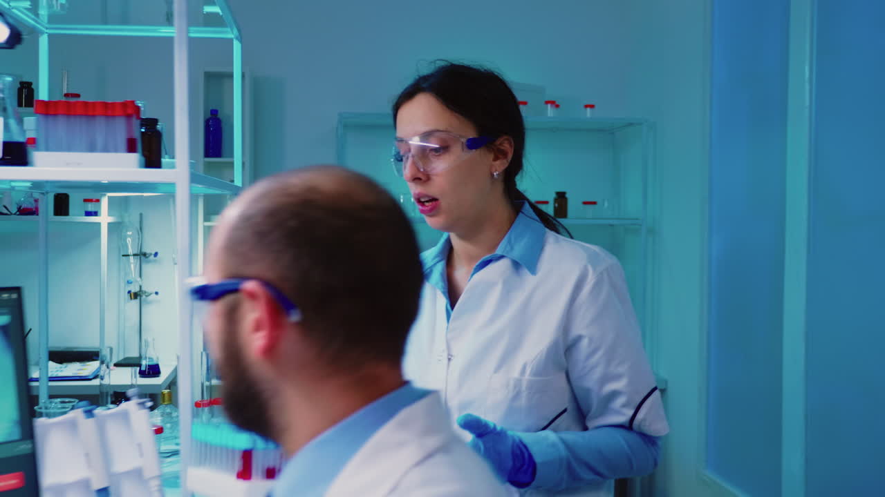 médico químico explicando a la enfermera el desarrollo de la vacuna