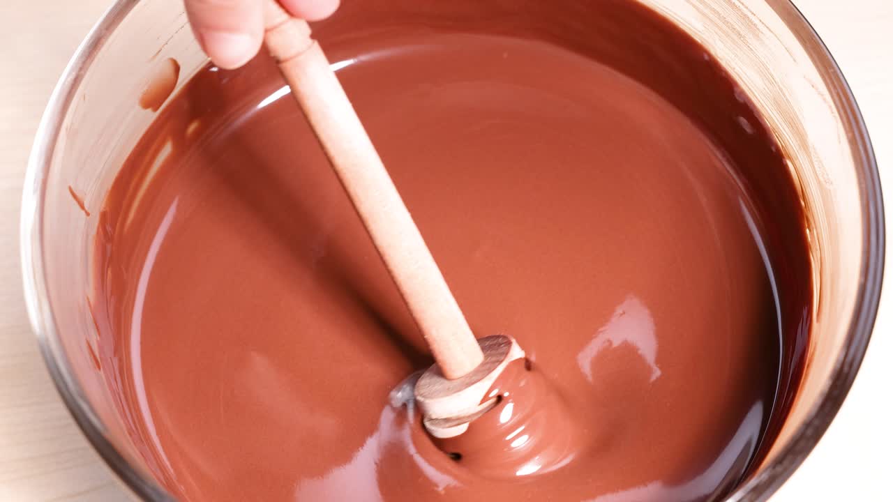 나무 막대기 는 부드러운 녹은 초콜릿