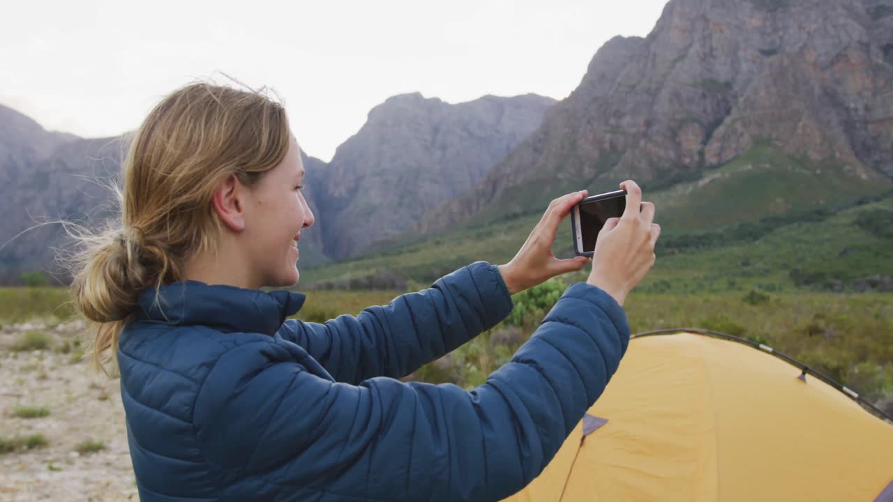 백인 여성 이 자연 에서 사진 을 찍고 있다
