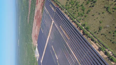 tomada vertical de un parque de paneles solares que produce energía verde en la isla de la república dominicana - área escénica con muchas unidades de fotovoltaica