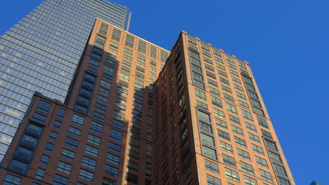 mirando hacia los edificios de gran altura durante el día soleado en manhattan, nueva york, ee.uu.