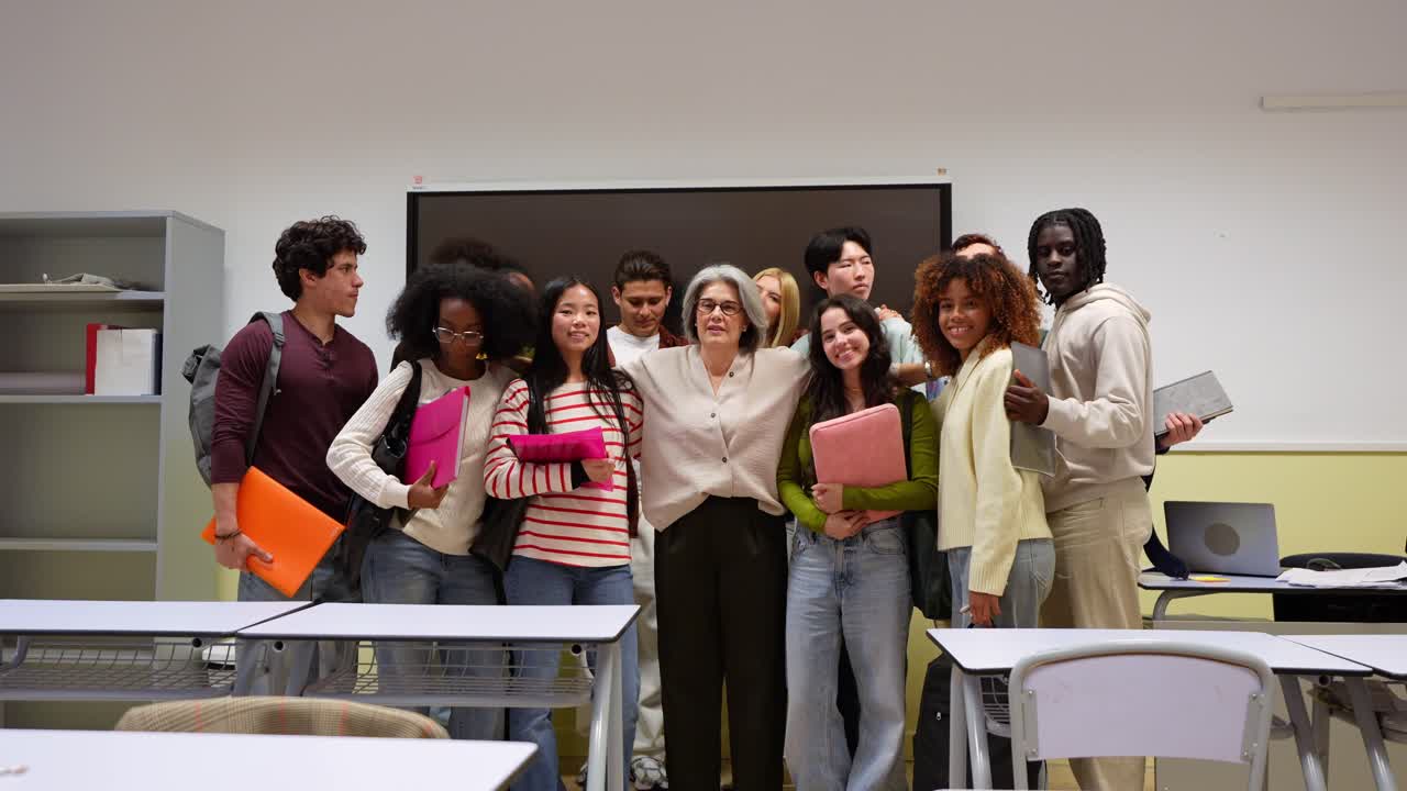 Gruppo eterogeneo di studenti e insegnante in posa in un'aula