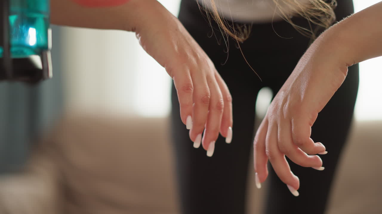 체육관에서 트레드밀에 손을 고 있는 여자. 피곤한 운동선수가 조 후 집에서 훈련 장비에 기대어. 휴식 중에 운동선수