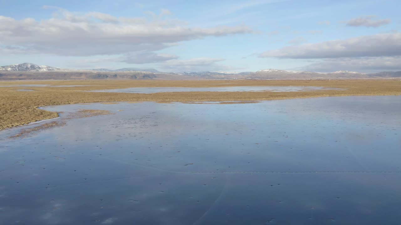 얼어붙은 물과 아이슬란드의 광활한 평평한 풍경의 탁 트인 풍경 - 공중 촬영