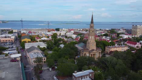 Eine-Umlaufende-Drohnenaufnahme-Der-Skyline-Von-Charleston-Mit-St