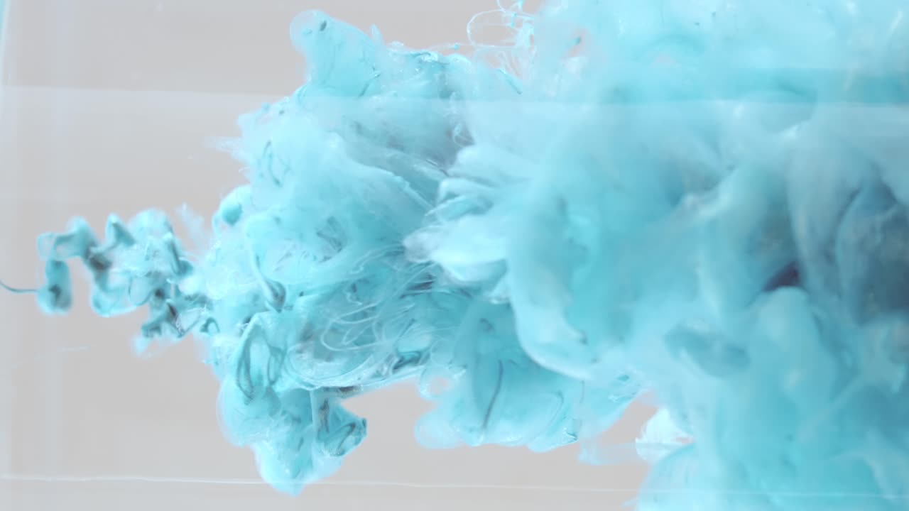 물 속에 회색 페인트가 회전합니다. 추상적인, 클로즈업, 실시간