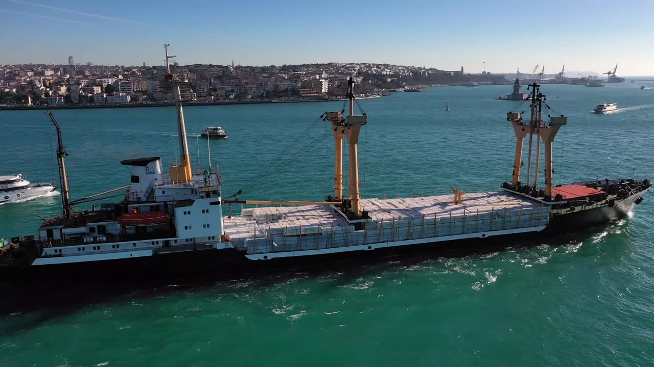 vista aérea de un carguero con contenedores de carga video de stock europa, estambul, turquía y oriente medio, resolución 4k