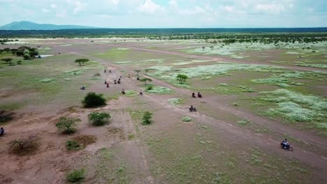 Afrikanische-Landschaft-Mit-Reisenden,-Die-Tagsüber-Motorräder-Fahren---Luftaufnahme