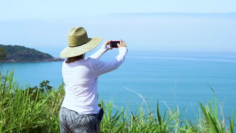 Frau-Mit-Hut-Fotografiert-Den-Strand