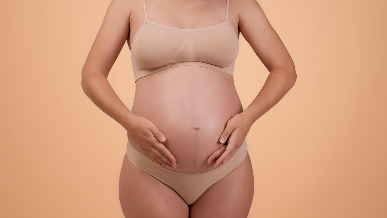 Mujer embarazada tocándose el vientre