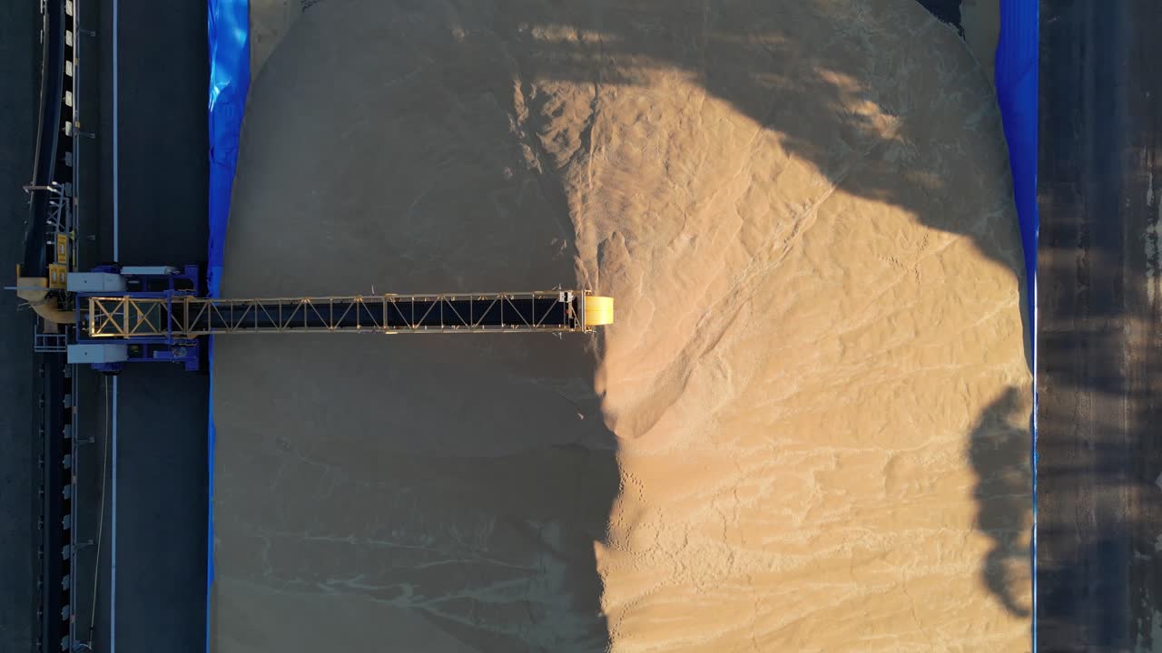 vista superior de una pila de granos de trigo después de la cosecha en australia occidental