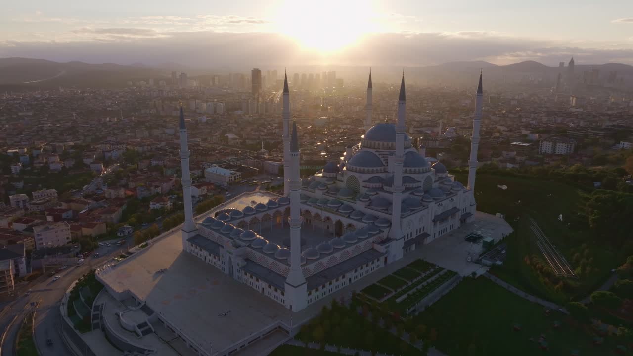 Veduta aerea della Grande Moschea di Çamlıca all'alba a Istanbul