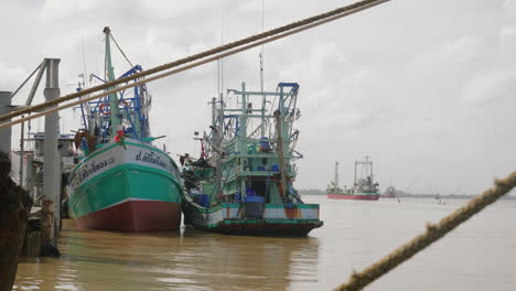 barcos de pesca atracados en el puerto de songkhla, tailandia
