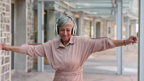 Senior-woman-with-headphones