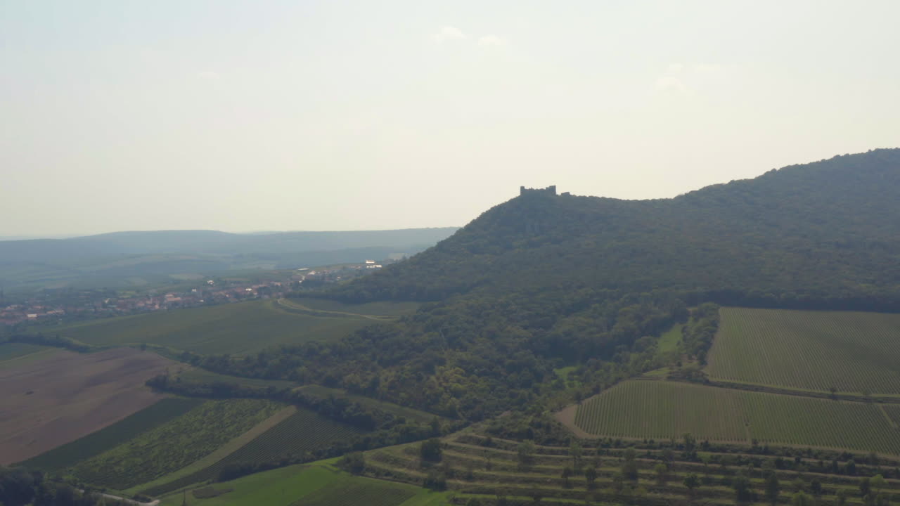castillo de děvičky en la cima de una colina con vistas al campo de moravia, disparo de drones