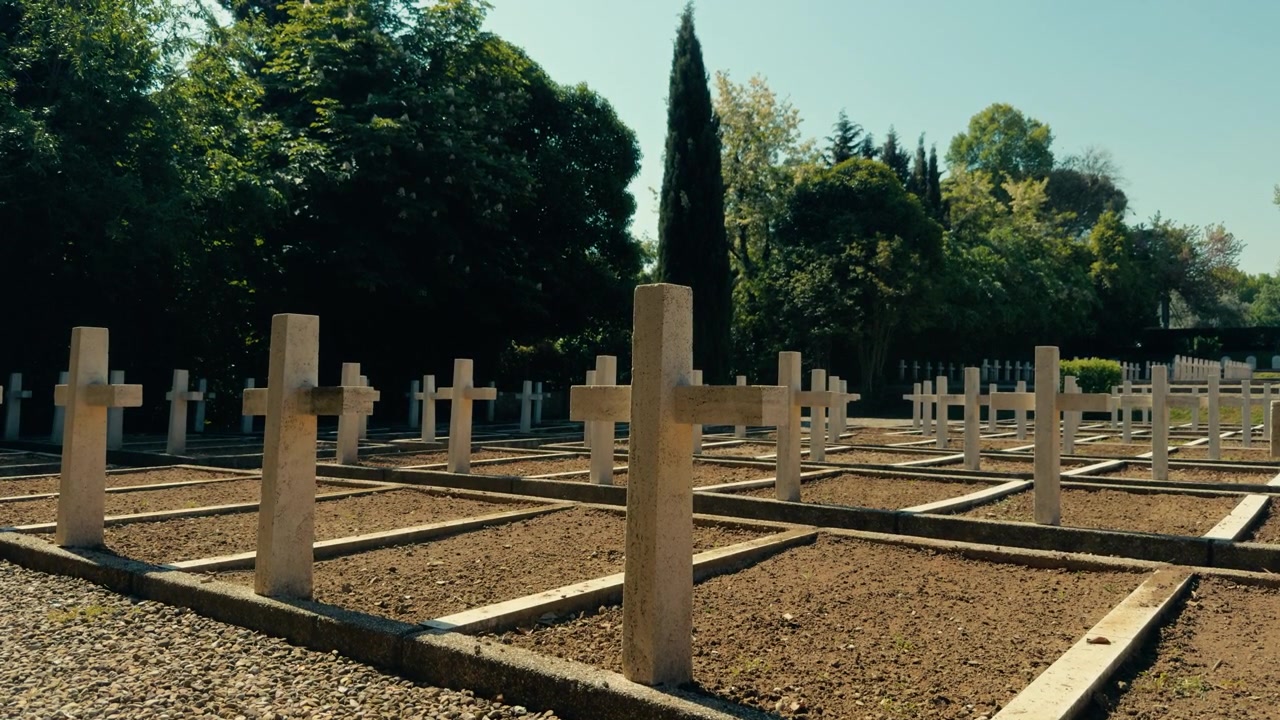 Cimitero militare con lapidi a croce bianca