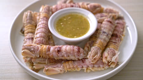 cangrejos de río o camarones mantis al vapor o estomatópodos con salsa picante de mariscos
