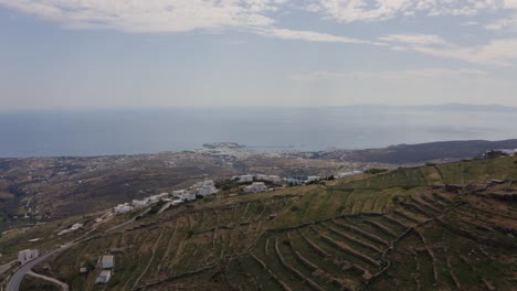 Aéreo---Revelación-De-Tinos-Detrás-De-La-Montaña