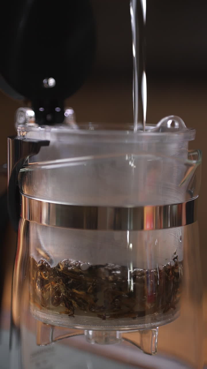 preparar té en una tetera de vidrio