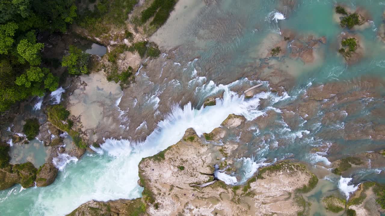poderosa cascada de agua sobre el cañón en méxico, bajando la toma aérea 4k