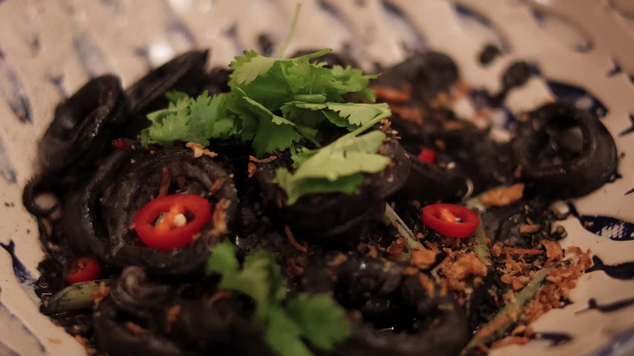 신선 한 허브 로 장식 된 맛있는 오징어 요리