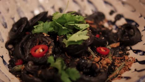 un delicioso plato de calamar adornado con hierbas frescas