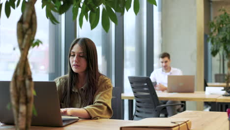 Mujer-Trabajando-En-La-Computadora-Portátil