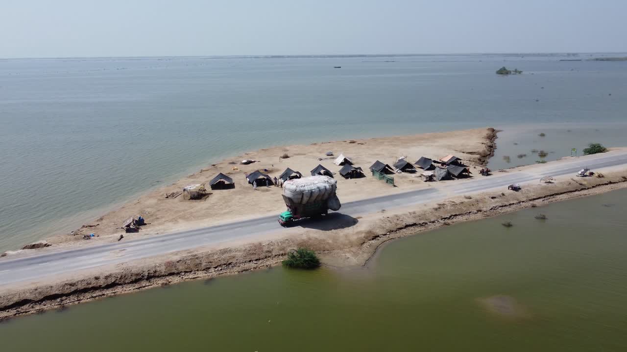 fila aérea de carpas negras rodeadas de agua de inundación en jacobabad