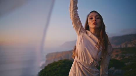 bailarina sensual moviendo tela realizando estilo contemporáneo en primer plano de la noche