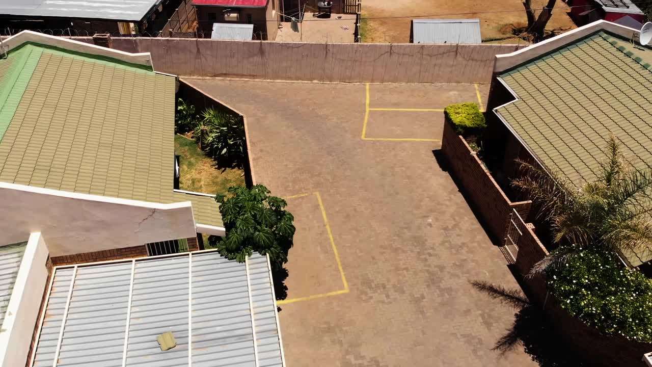 drone urbano volar sobre día soleado