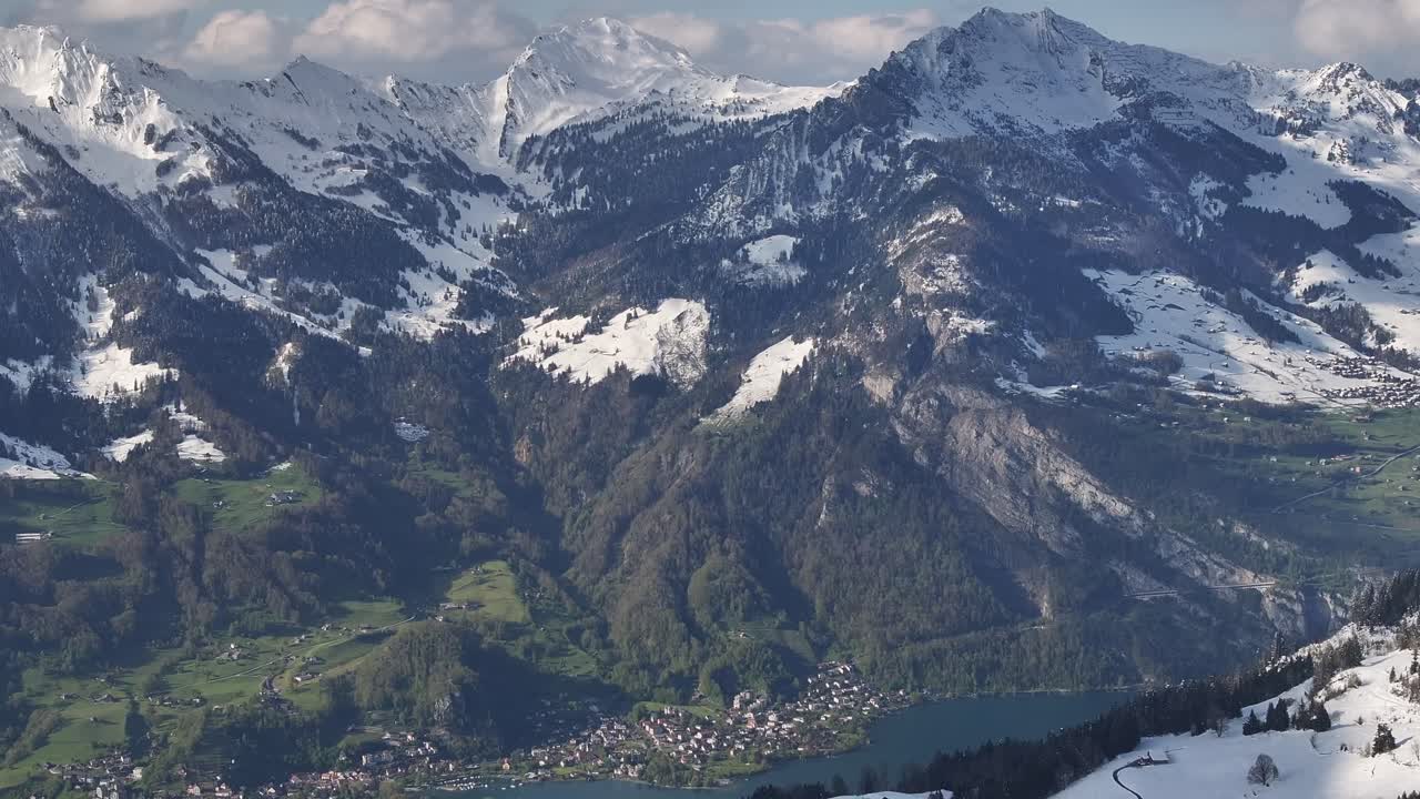 montañas cubiertas de nieve vista aérea con exuberante y el lago en glarus, suiza