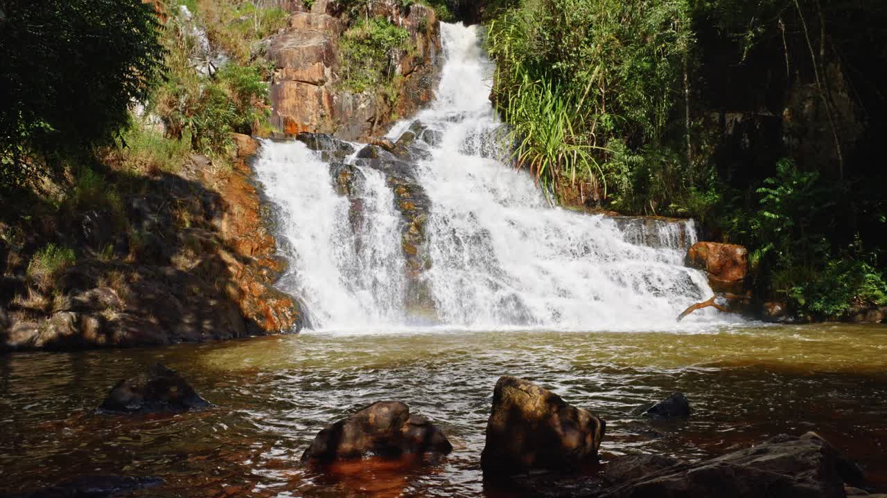 atracción turística de la cascada datanla en da lat, vietnam