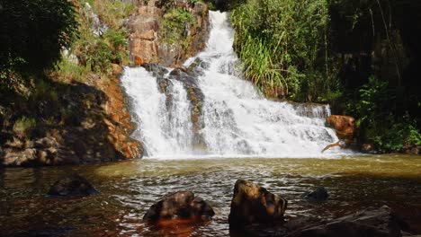 atracción turística de la cascada datanla en da lat, vietnam