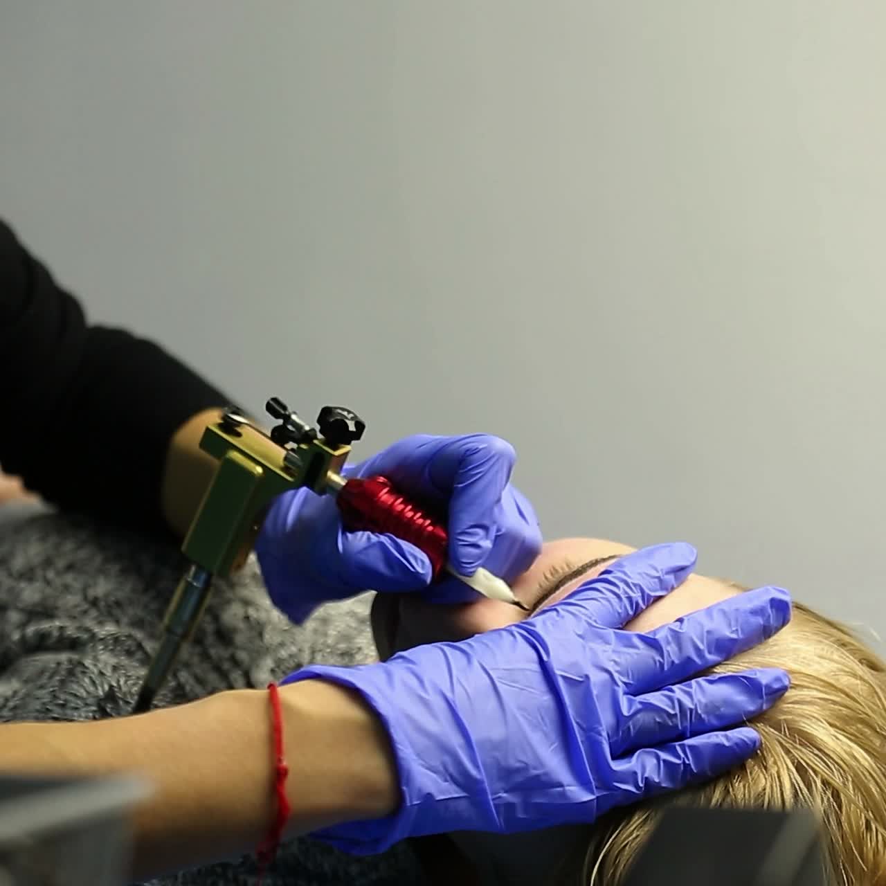 mujer en proceso de tatuaje de cejas