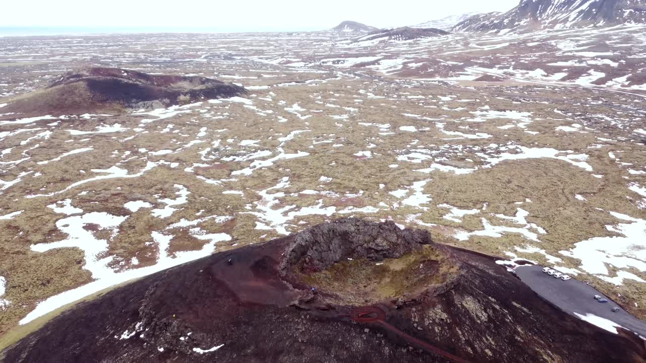 Vista aerea del cratere di un vulcano in Islanda