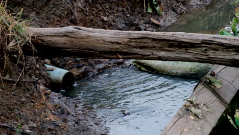 tubería de desagüe y flujo de agua corriente aguas abajo