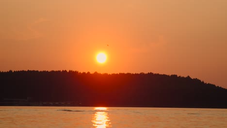 Majestuoso-Verano-Puesta-De-Sol-Lago-Ala-Delta