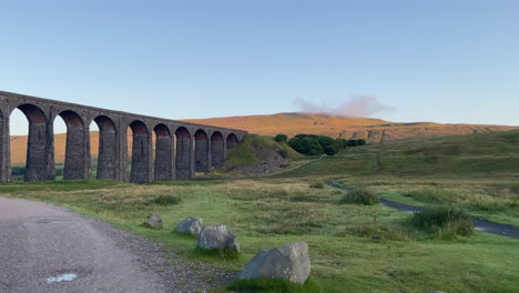 Handheld-Einspielaufnahme-Des-Ribblehead-Viadukts-Bei-Sonnenaufgang-Mit-Whernside-Im-Hintergrund