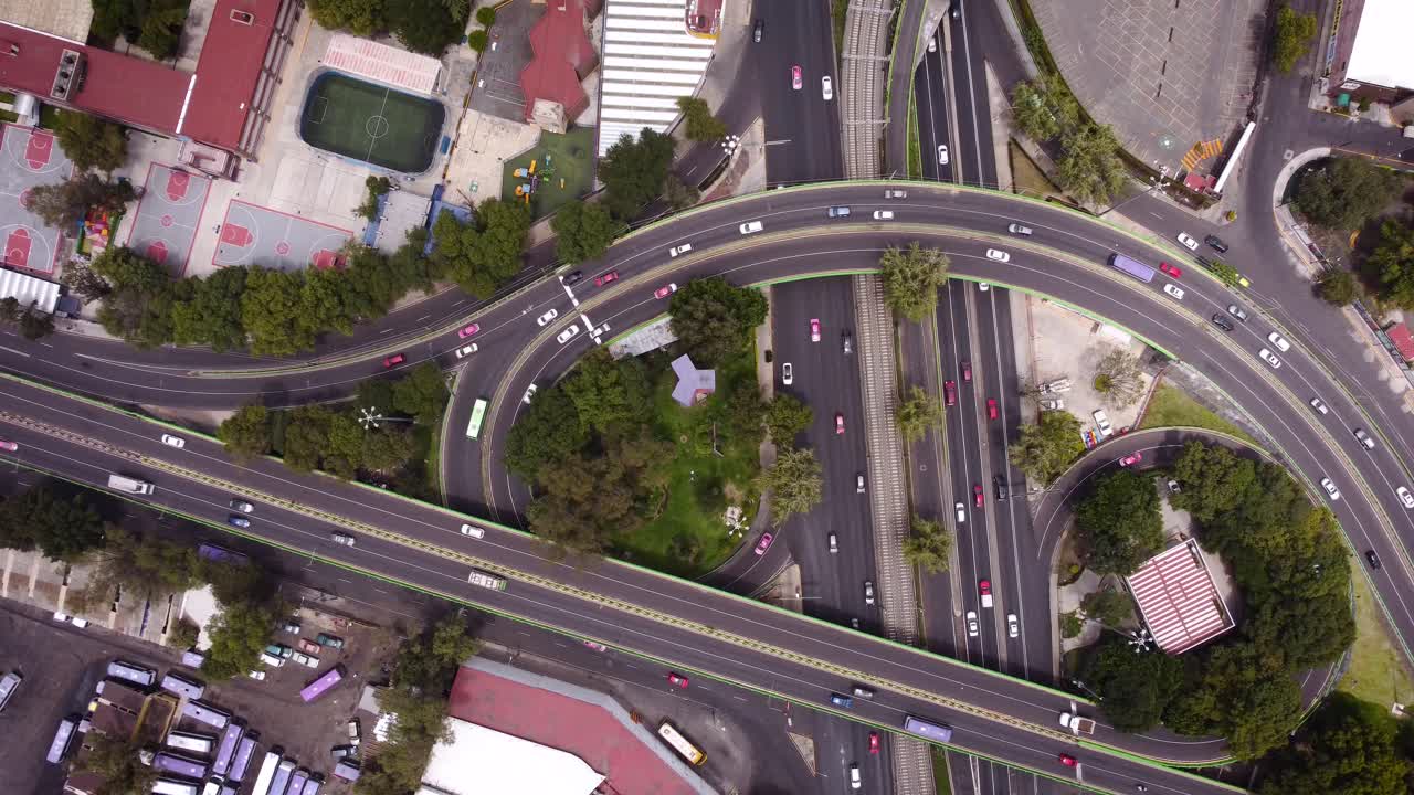vista aerea de una avenida transversal con jardincito en el medio, taxqueña, ciudad de méxico-1