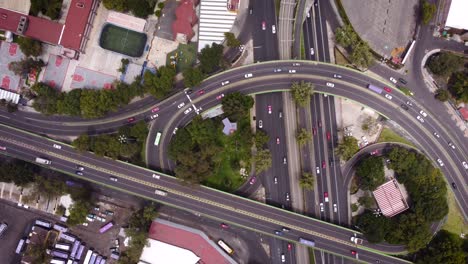 Vista-Aérea-De-Una-Avenida-Transversal-Con-Un-Pequeño-Jardín-En-El-Medio,-Taxqueña,-Ciudad-De-México-1