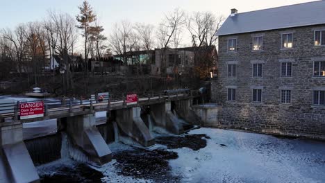 Presa-Del-Molino-De-Watson-A-Fines-Del-Otoño-Y-Principios-Del-Invierno-Con-Formación-De-Hielo-En-El-Río-Rideau-En-La-Pequeña-Ciudad-Rural-De-Manotick-Cerca-De-Ottawa