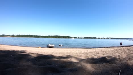 Menschen-Kommen-Am-Ufer-Des-Sees-Oder-Flusses-Vorbei