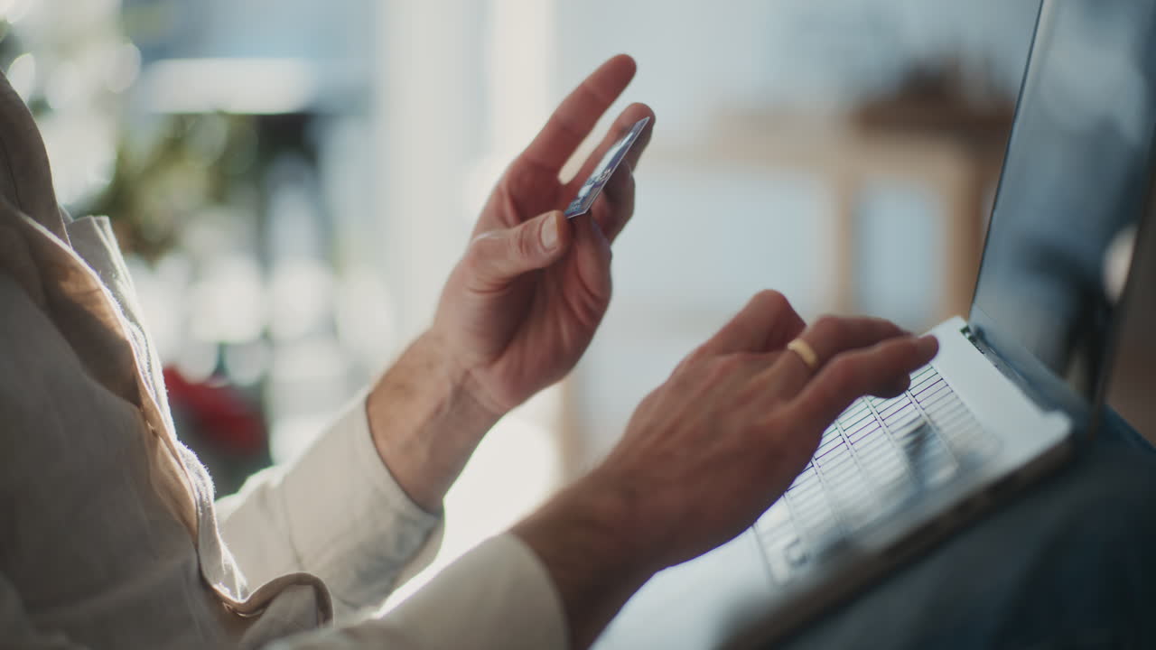 신용카드로 지불하는 남자 온라인 쇼핑 온라인