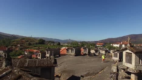 Antiguos-Graneros-En-El-Pueblo-Rural-De-Soajo,-Portugal