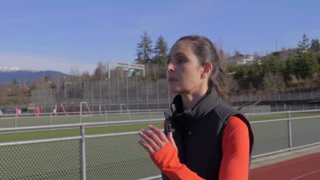 joven comprometida corriendo en la fría mañana de invierno