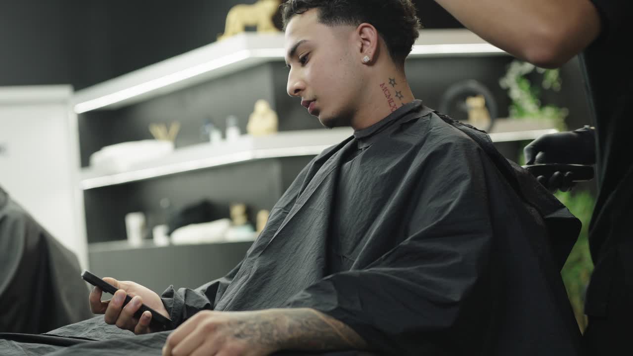 한 남자가 이발장에서 헤어스타일을 하고 있다.