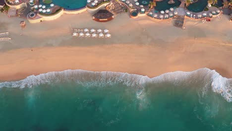 Erstaunliche-Schwimmbäder-Am-Strand-Des-Luxusresorts,-Vogelperspektive-Aus-Der-Vogelperspektive