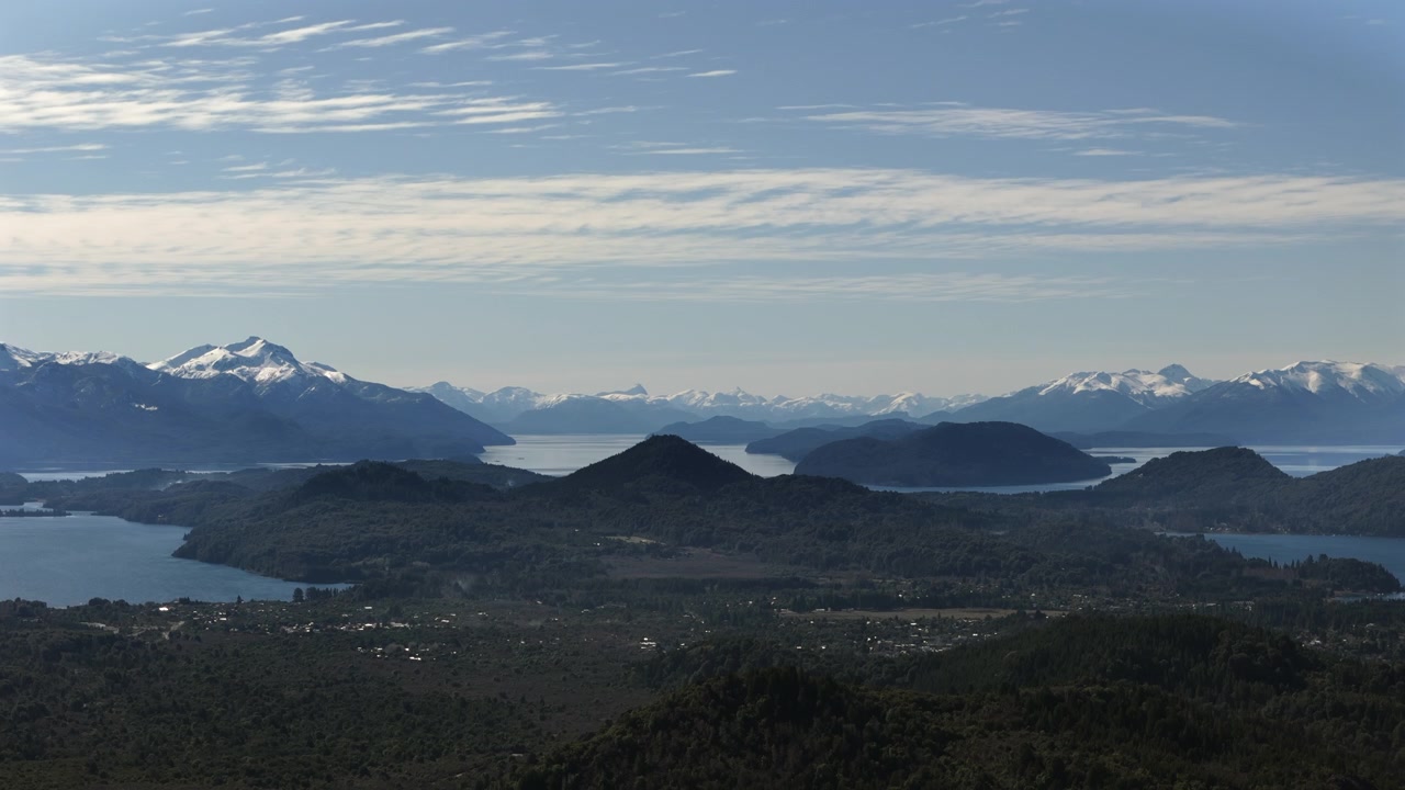 En hisnande panoramisk flygbild över Circuito Chico i Bariloche, Argentina. Utforska de fantastiska landskapen med sjöar, skogar och berg i denna ikoniska patagoniska region.